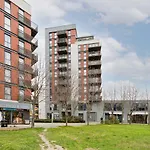 Bright Greenwich Flat Near Canary Wharf By Underthedoormat